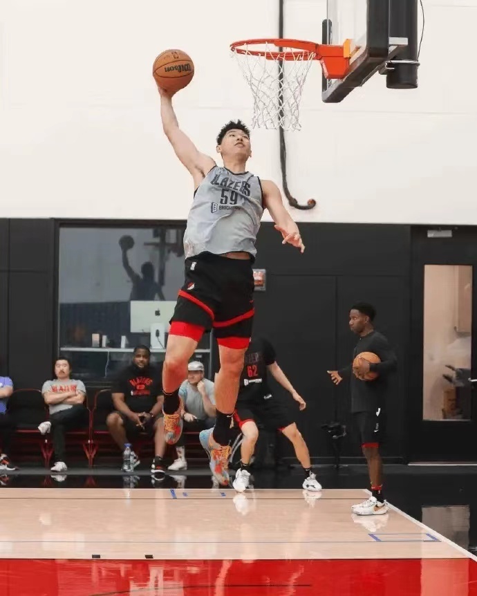 杨瀚森15分3板2帽NBA夏联开拓者击败鹈鹕