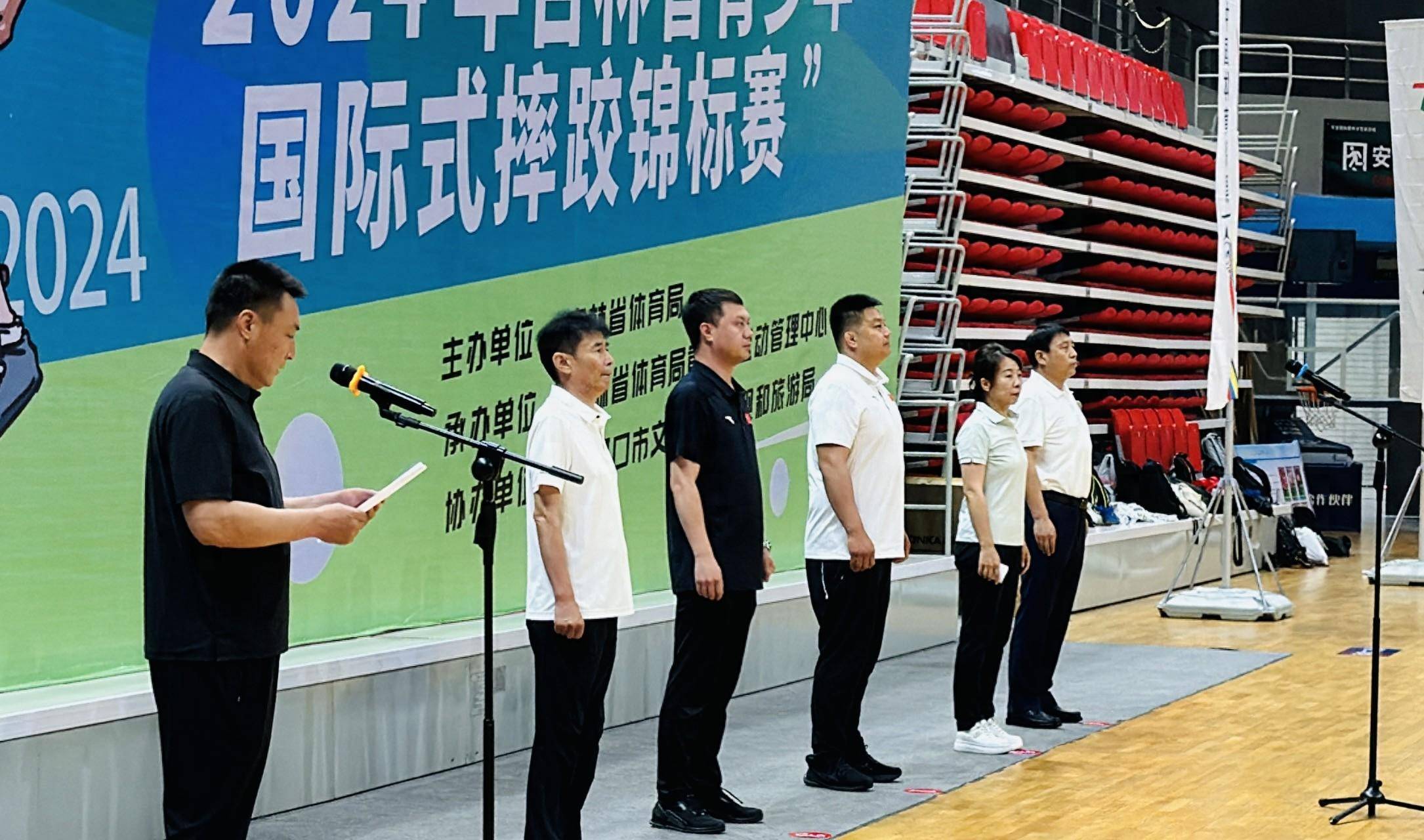 双方激辩角力，搏击赛场展现风采的简单介绍